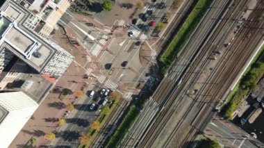 Şehir merkezindeki Amsterdam tren, tramvay ve yolunun altyapısı. Havadan insansız hava aracı aşağı bakıyor. Kesişen yol.