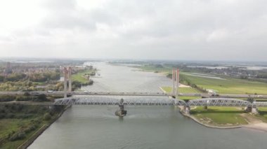 Dr. W. Hupkesbrug ve Martinus Nijhoffbrug hava aracı görüntülü otoyol altyapı köprüsü Hollanda 'da büyük bir su yolu üzerinde. Zaltbommel
