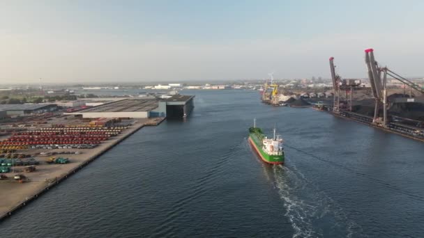 Flygfoto över västra Amsterdam, Nordsjökanalen en stor tanker som går genom industrihamnen i Amsterdam. — Stockvideo