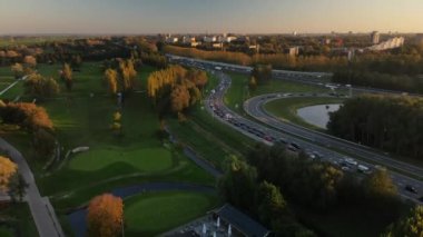 N247 ve A10 Ringweg arasında kuzey Amsterdan kavşağı, akşam trafiğinin otoyolda durduğu otoyol. Yolcular evlerine gidiyor..