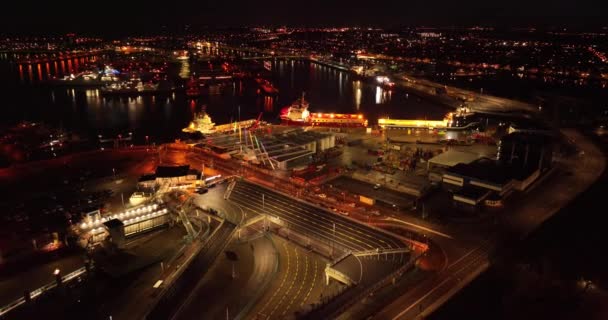 Ferry terminál kikötő Den Helder Texel éjszakai infrastruktúra drón nézet. — Stock videók