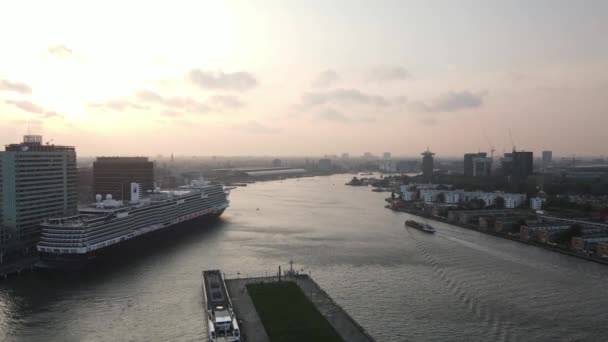 Amsterdam, 19 de outubro de 2021, Cruiseship atracado no terminal de passageiros de Amsterdam. Amsterdam centro da cidade — Vídeo de Stock