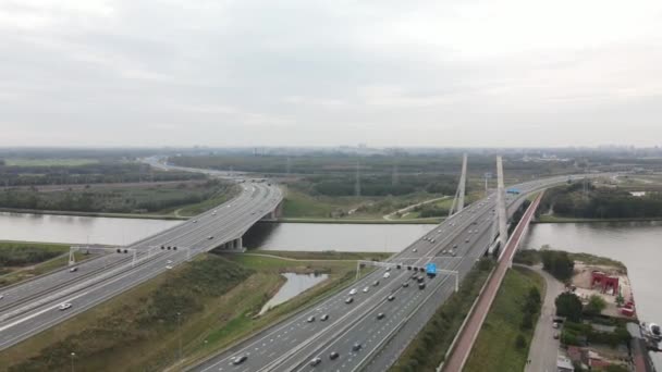 Автомагистрали А1 и А9 и мост через воду. Муйдербруг и Бетлембруг. Дорожное движение, вид с воздуха. — стоковое видео