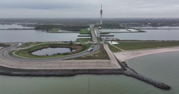 Hausschleusen entlang des Deiches und der Straße zwischen Lelystad und Enkhuizen. Niederländische Infrastruktur entlang des Wassers Makermeer und Ijselmeer — Stockvideo