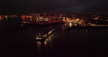 Gece yarısı Den Helder 'den Texel' e giden feribot terminali hava aracı görüntüsü.