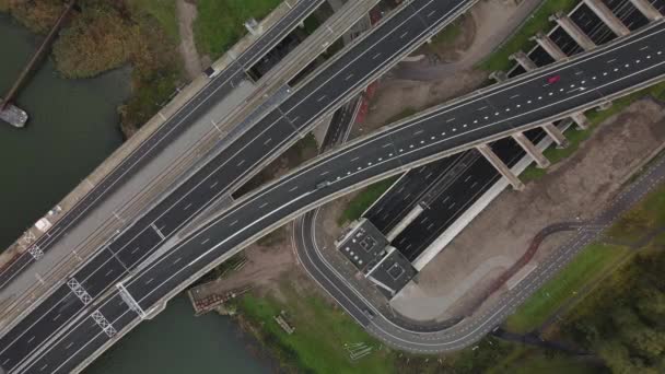 トンネルや高速道路のインフラとロッテルダム、オランダの配送水路のトップダウンビュー。ボトルクブルクとトンネル. — ストック動画