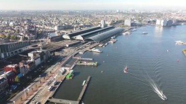 Amsterdam merkez altyapı tren istasyonu tramvay ve otobüs ve şehir merkezi silüeti