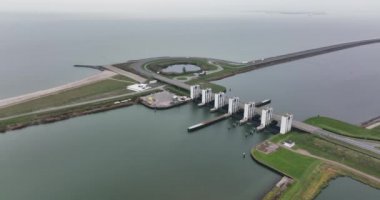 Lelystad 'dan Enkhuizen' e doğru giden yol ve hendek boyunca ev tipi su birikintileri. Su kenarındaki Hollanda altyapısı Makermeer ve Ijselmeer
