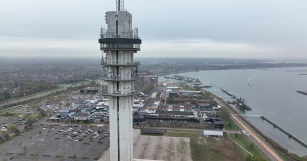 Lelystad 'daki telekomünikasyon kulesi, Oostvaardersplassen' e bakan Lelystad 'a bakan yayın kulesi. Medya yayın istasyonu telekomünikasyonu. Hava aracı görünümü. — Stok video