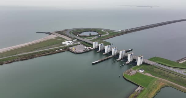 沿着堤坝和Lelystad之间通往Enkhuizen的公路，都有后备军的水闸。荷兰沿水的基础设施Makermeer和Ijselmeer — 图库视频影像