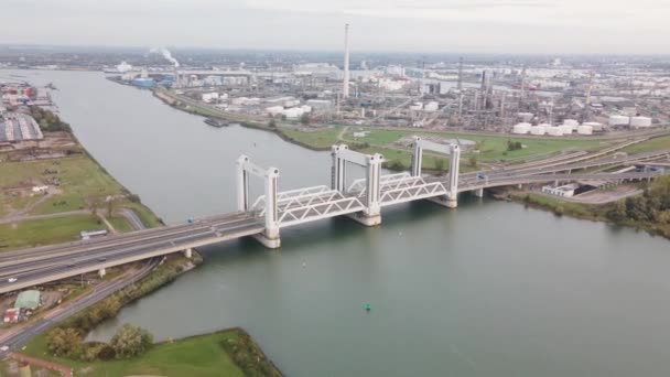 Botlekbrug légi hiperlapszis emelő híd közúti és vasúti forgalom felett az Oude Maas a Rotterdam kikötő területén. Holland infrastruktúra. — Stock videók