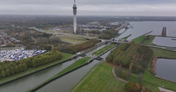 Husslussar utmed vallen och vägen mellan Lelystad mot Enkhuizen. Nederländsk infrastruktur längs vattenmakermeer och Ijselmeer — Stockvideo