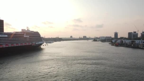 Amsterdam, 19. Oktober 2021, Kreuzfahrtschiff legt am Amsterdam Passenger Terminal an. Amsterdams Innenstadt — Stockvideo