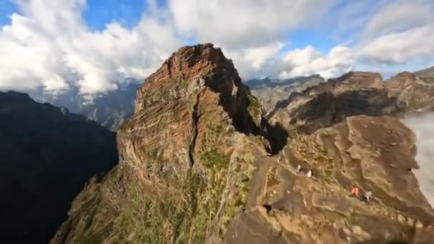 Beautiful mountain surfing FPV drone aerial view, close flying along the cliffs in Madeira. Экшн спортивные походы пролетели сквозь облака. Солнечный день. — стоковое видео