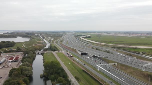 Dálnice A1 a A9 a most přes vodu. Muiderbrug a Betlembrug. Přejezd po silnici, letecký pohled. — Stock video