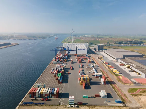 Westzaan, 9 oktober 2021, Nederland. Container docking en logistieke faciliteit Luchtdrone zicht langs het Noordzeekanaal. nabij Zaandam en Amsterdam. — Stockfoto