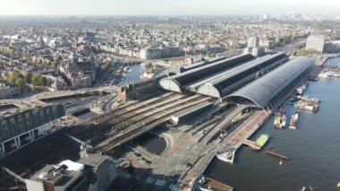 Amsterdam merkez altyapı tren istasyonu tramvay ve otobüs ve şehir merkezi silüeti
