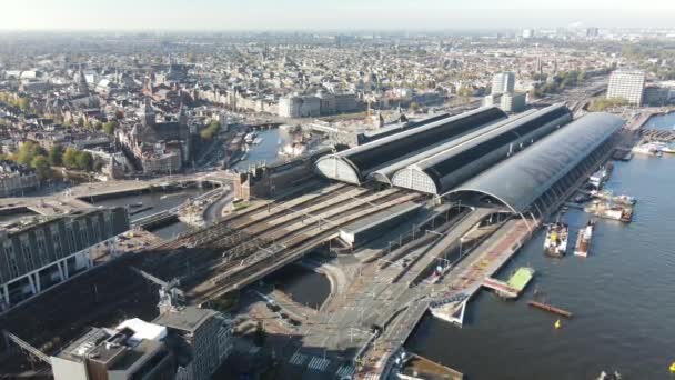 Amsterdam merkez altyapı tren istasyonu tramvay ve otobüs ve şehir merkezi silüeti — Stok video