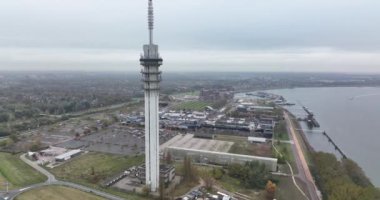 Lelystad 'daki telekomünikasyon kulesi, Oostvaardersplassen' e bakan Lelystad 'a bakan yayın kulesi. Medya yayın istasyonu telekomünikasyonu. Hava aracı görünümü.