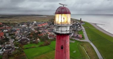 Den Helder 'de deniz feneri kulesi Lange Jaap. Hollanda, Kuzey Hollanda' daki Texel adası yakınlarında deniz boyunca 5K hava aracı görüntüsü..