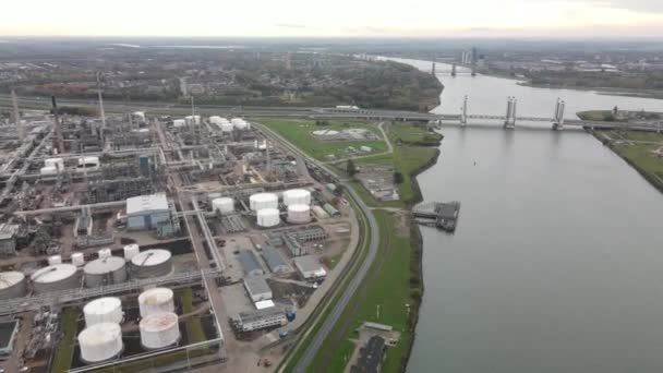 Kontejnery a sila v těžkém průmyslu přístavu Rotterdam a doprava podél leteckého letounu Oude Maas Petroleum Harbour. — Stock video