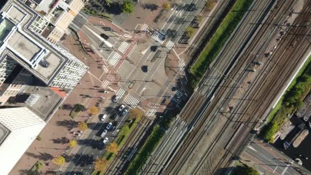 Infrastruktur kereta Amsterdam dan trem dan jalan di pusat kota. Pesawat tak berawak di atas pandangan bawah. Persimpangan Crossroad. — Stok Video