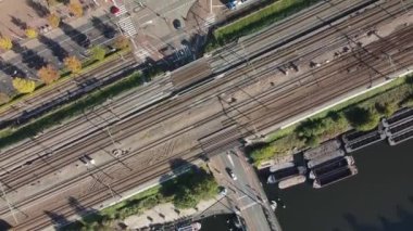 Şehir merkezindeki Amsterdam tren, tramvay ve yolunun altyapısı. Havadan insansız hava aracı aşağı bakıyor. Kesişen yol.