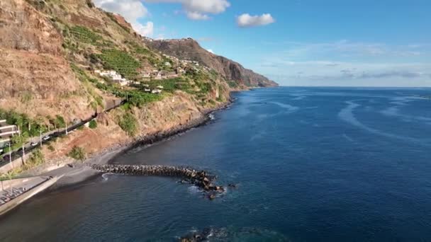 Madeira Portekiz sahil şeridi güzel güneşli ada Atlantik Okyanusu 'nun insansız hava aracı manzarası. Hava aracı görünümü. — Stok video