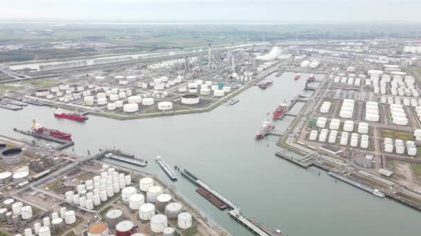 Contenitore e silos nel porto di Rotterdam industria pesante e trasporti lungo la panoramica dei droni aerei portuali Oude Maas Petroleum. — Video Stock