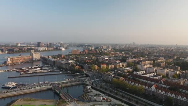 Amsterdam, 19 Ekim 2021, Hollanda 'da. Pontsteiger konut binası Amsterdam şehrinin ufuk çizgisini ve feribotları gösteren hava aracı görüntüsü. — Stok video