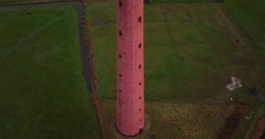 Den Helder 'de deniz feneri kulesi Lange Jaap. Hollanda, Kuzey Hollanda' daki Texel adası yakınlarında deniz boyunca 5K hava aracı görüntüsü..