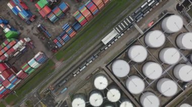 Rotterdam Limanı 'ndaki konteynır ve silolar, Oude Maas Petroleum hava aracı gözlemi boyunca ağır sanayi ve taşımacılık.