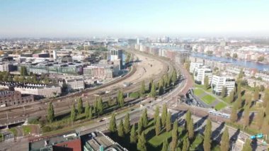 Amsterdam, 24 Ekim 2021, Hollanda 'da. Piet Heinkade, Ij Tüneli ana yolu boyunca merkez istasyona doğru gidiyor. Hava aracı görünümü