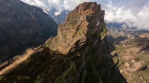 FPV insansız hava aracı ile güzel bir dağ sörfü, Madeira 'daki uçurumlar boyunca yakın uçuş. Aksiyon sporları bulutların arasında uçuyor. Güneşli bir gün. — Stok video