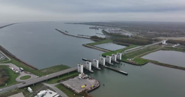 Houtrib sluices along the dike and road between Lelystad towards Enkhuizen. Dutch infrastructure along the water Makermeer and Ijselmeer — Stock Video