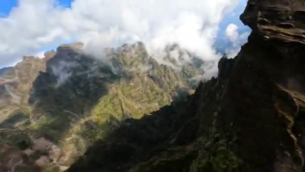 Beautifull mountain surf FPV drone vista aérea, perto voando ao longo das falésias na Madeira. Ação esportes caminhadas voando através das nuvens. Dia ensolarado. — Vídeo de Stock