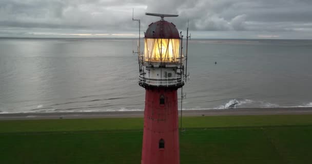 Leuchtturm Lange Jaap in Den Helder Drohne Luftaufnahmen 5K entlang des Meeres in der Nähe der Insel Texel in Nordholland, Niederlande. — Stockvideo