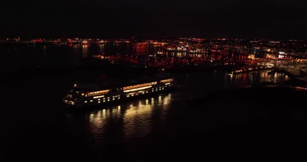 Ferry terminal haven van Den Helder naar Texel 's nachts infrastructuur antenne drone zicht. — Stockvideo