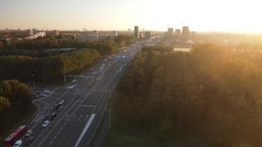 N247 ve A10 Ringweg arasında kuzey Amsterdan kavşağı, akşam trafiğinin otoyolda durduğu otoyol. Yolcular evlerine gidiyor..