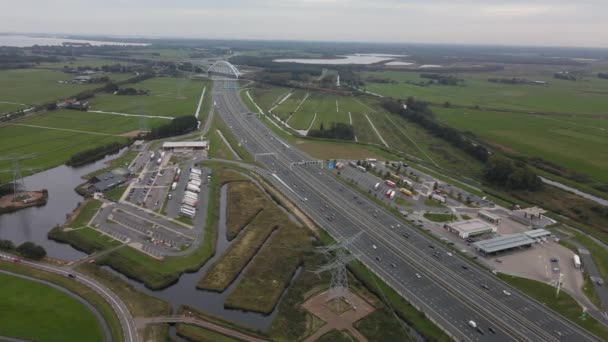 Muiden, 17 Οκτωβρίου 2021, Ολλανδία. Αυτοκινητόδρομος υποδομής Α1 και Α9 και γέφυρα πάνω από το νερό. Ο Muiderbrug και ο Betlembrug. Διάβαση οδικής κυκλοφορίας που διέρχεται, εναέρια άποψη. — Αρχείο Βίντεο