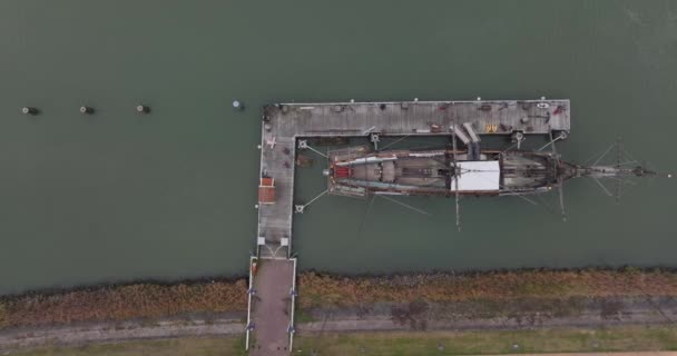 Kapal Batavia bersejarah di perairan di Lelystad, Belanda. Tampilan drone udara — Stok Video