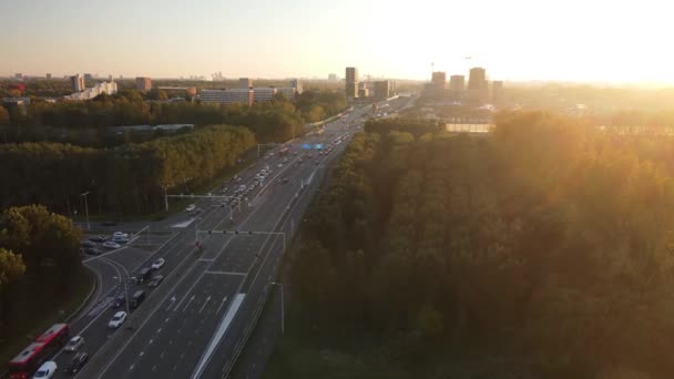 Amsterdã intersecção norte entre N247 e o A10 Ringweg norte, a estrada onde o tráfego da hora de ponta da noite está na estrada. Commuters indo para casa. — Vídeo de Stock