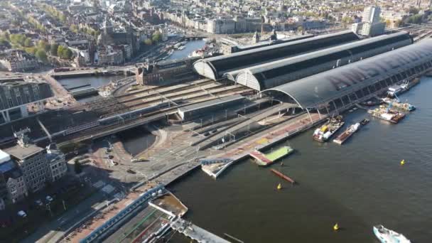 Άμστερνταμ κεντρικό σιδηροδρομικό σταθμό τραμ και λεωφορείων και το κέντρο της πόλης ορίζοντα — Αρχείο Βίντεο