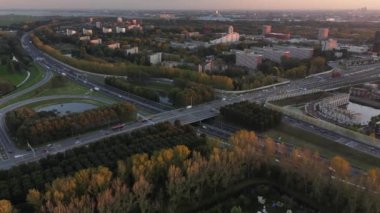 N247 ve A10 Ringweg arasında kuzey Amsterdan kavşağı, akşam trafiğinin otoyolda durduğu otoyol. Yolcular evlerine gidiyor..