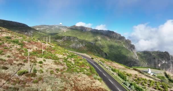Madeira ö, bergsväg genom molnen med klippor och vacker natur omgiven av sol en dimmig dag i Portugal. — Stockvideo