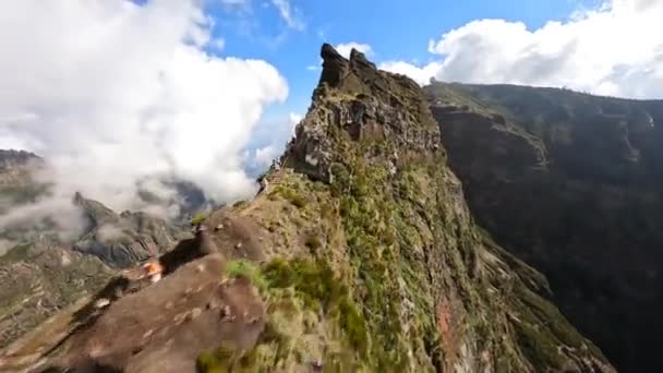 Beautiful mountain surfing FPV drone aerial view, close flying along the cliffs in Madeira. Экшн спортивные походы пролетели сквозь облака. Солнечный день. — стоковое видео