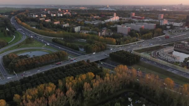 N247 ve A10 Ringweg arasında kuzey Amsterdan kavşağı, akşam trafiğinin otoyolda durduğu otoyol. Yolcular evlerine gidiyor.. — Stok video