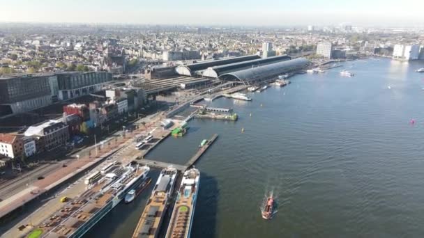 Amsterdam infrastructure centrale gare ferroviaire tram et bus et l'horizon du centre-ville — Video