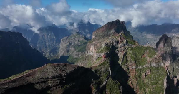 Hermosa isla de Madeira montañas épicas y acantilados naturaleza nubes colgantes bajos. Pico do arieiro panorama ruta de senderismo vista general del dron aéreo. — Vídeos de Stock