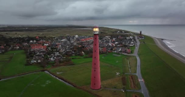 Vuurtoren Lange Jaap in Den Helder drone luchtbeelden 5K langs de zee bij Texel in Noord-Holland. — Stockvideo